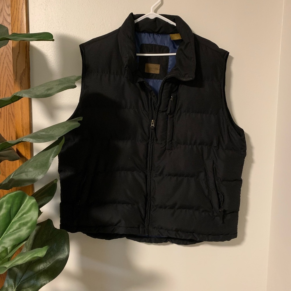 Men’s black puffer vest XL